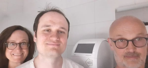 Erik, de 26 años, recibe un robot de medicación que mejora la vida de toda la familia